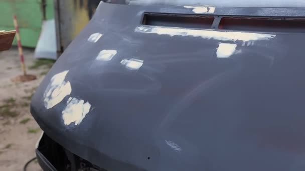 汽车引擎盖体油灰 车身作画用 工匠把油灰涂在凹痕上 — 图库视频影像