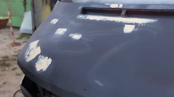 Carrozzeria Cofano Auto Stucco Carrozzeria Pittura Artigiano Applica Stucco Alle — Video Stock