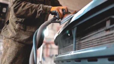 Araba gövdesine macun cilalama, kaporta yenileme, boya yenileme.