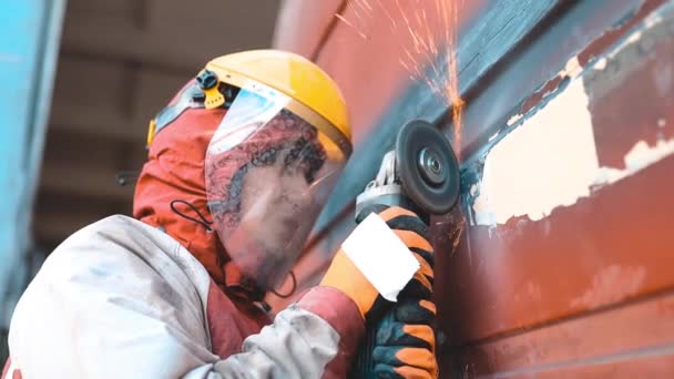 Man Car Mechanic Protective Helmet Grinds Welded Seams Grinder Body — 비디오