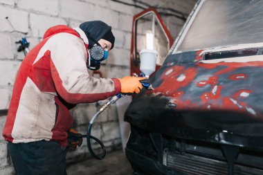 Adam araba boyuyor, vücudu epoksi astar ile tedavi ediyor..