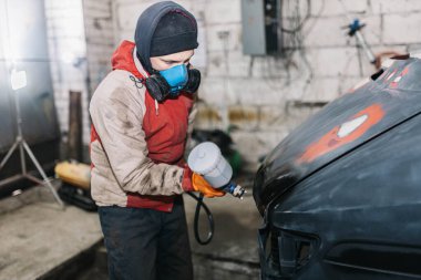 Adam araba boyuyor, vücudu epoksi astar ile tedavi ediyor..
