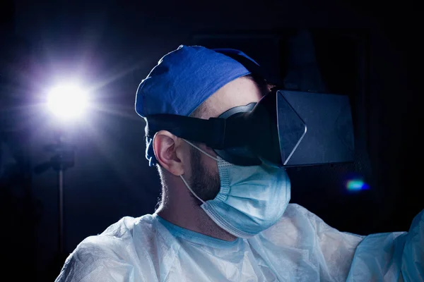 Lékař Vědec Helmě Vyškolen Virtuální Realitě Brýle — Stock fotografie