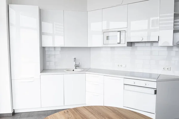 Cozinha Moderna Branca Com Eletrodomésticos Embutidos — Fotografia de Stock