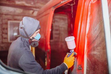 Kırmızıya boyama, araba tamiratı.