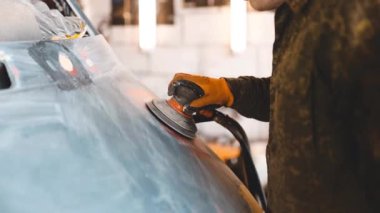 Cilalama makinesiyle macunu cilalamak, araba tamiratı.