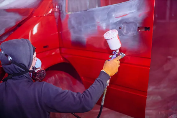 Hombre Respirador Pinta Coche Con Una Pistola Spray Rojo Reparar — Foto de Stock