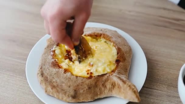 Comer Plato Georgiano Khachapuri Mezclar Huevos Queso — Vídeos de Stock