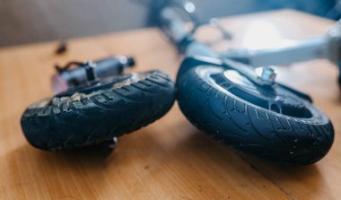 Elektrikli scooter tamiri atölyedeki tekerlek motorunu değiştiriyor