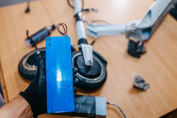 Elektrikli scooter tamiri, elektrikli araç aküsü değiştirme.