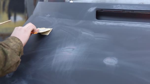 Αυτοκίνητο Κουκούλα Σώμα Στόκος Αμαξώματος Προετοιμασία Για Ζωγραφική Τεχνίτης Εφαρμόζει — Αρχείο Βίντεο