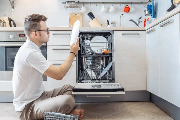 Mann Lädt Geschirr Die Spülmaschine Der Küche Hausreinigung Durch Ihren — Stockfoto