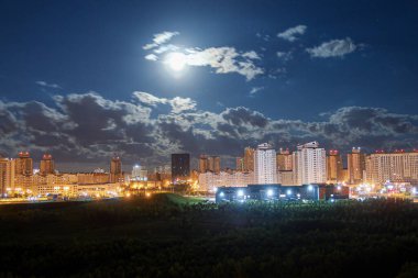 Minsk Belarus şehrinin gece görüş alanı, Kamennaya Gorka.