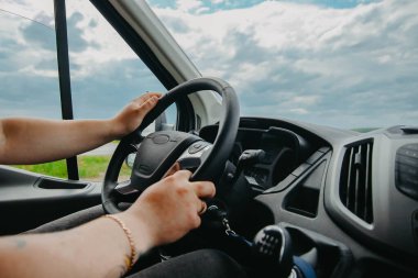 Kamyon şoförü kavramı, yazın güneşli bir günde direksiyonda sürücü elleri..