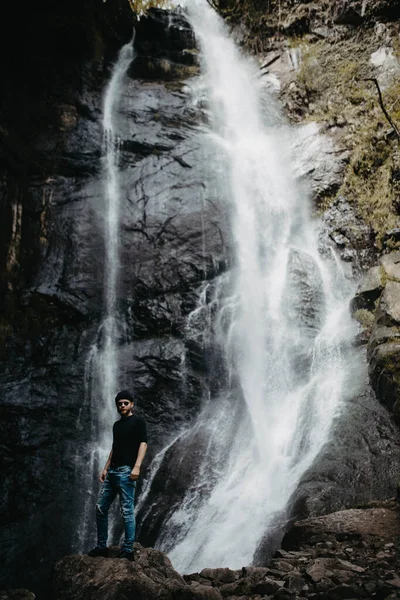 Homem Está Perto Uma Cachoeira — Fotografia de Stock