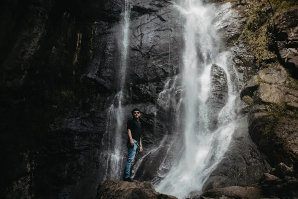 Homem Está Perto Uma Cachoeira — Fotografia de Stock