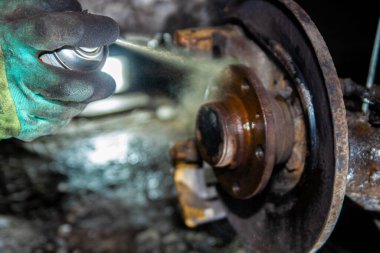 Fren hidrolik sistemini kanatıyor, kalibre hortumu, fren sıvısını değiştiriyor..