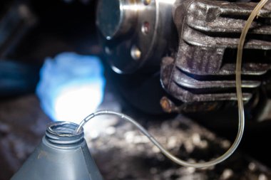 Fren hidrolik sistemini kanatıyor, kalibre hortumu, fren sıvısını değiştiriyor..