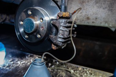 Fren hidrolik sistemini kanatıyor, kalibre hortumu, fren sıvısını değiştiriyor..