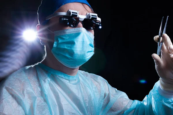 Doctor Masculino Gafas Trabajando Cuarto Oscuro — Foto de Stock