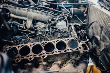 Düz dizel bir motorun motor bloğunun motor bloğunun onarımı, yanma odasını açmak,.