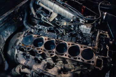 Düz dizel bir motorun motor bloğunun motor bloğunun onarımı, yanma odasını açmak,.