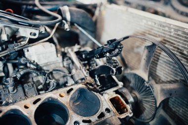 Düz dizel bir motorun motor bloğunun motor bloğunun onarımı, yanma odasını açmak,.