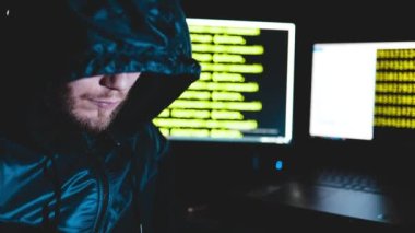 Bilgisayar kodlama, siber suç konsepti mahallesindeki erkek hacker suçlu.