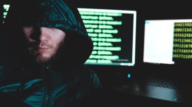Bilgisayar kodlama, siber suç konsepti mahallesindeki erkek hacker suçlu.
