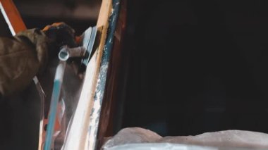 Araba tamiratı, cilalama makinesiyle macun cilalama..