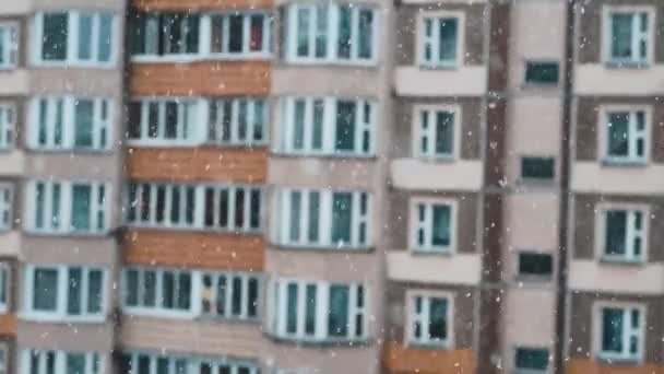Padający Śnieg Tle Domów Mieście Tło Zimowe — Wideo stockowe