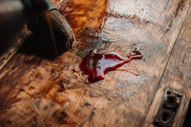 Epoksi cila ile ahşap işleme, yüzey yenileme. Epoksi reçineli karaağaç masası. Masanın üstü ahşaptan yapılmıştır. Ahşap işçiliği, marangozluk, mobilya üretimi.