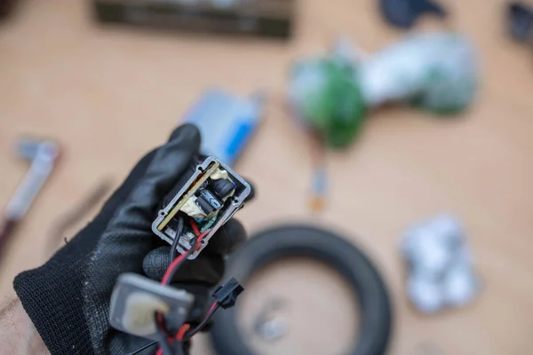 repair of the electric scooter power supply controller.