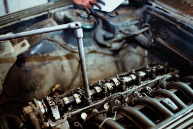car engine repair, pulling cylinder head bolts with a torque wrench