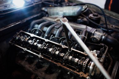 car engine repair, pulling cylinder head bolts with a torque wrench