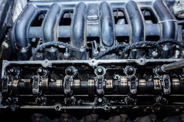car engine repair, pulling cylinder head bolts with a torque wrench