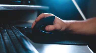 Ergonomik dikey bilgisayar faresi kullanan erkek eli