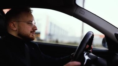 Bir adam sürücünün araba sürerken çekilmiş görüntüleri. 