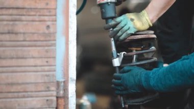 Atölyede çalışan işçilerin görüntüleri..