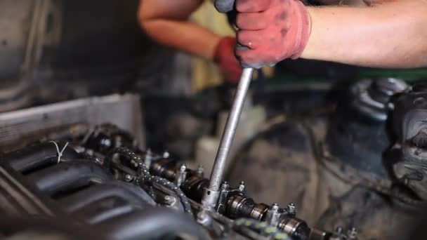 Car Engine Repair Pulling Cylinder Head Bolts Torque Wrench — Αρχείο Βίντεο