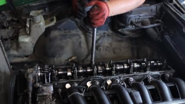 Reparatie Van Automotor Trekkende Cilinderkopbouten Met Koppelsleutel — Stockvideo