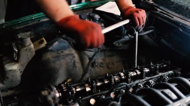 Car Engine Repair Pulling Cylinder Head Bolts Torque Wrench — Vídeo de stock