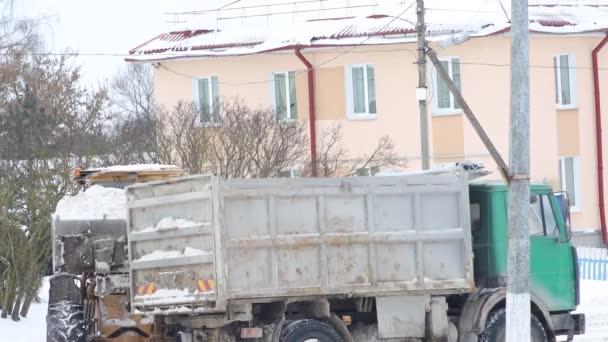 Ciągnik Pługowy Zanurza Śnieg Przyczepie Samochodowej — Wideo stockowe