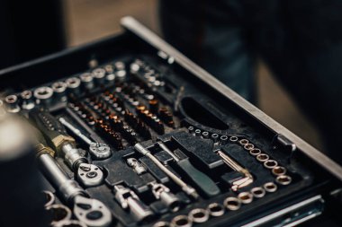 Garajdaki alet çantası, araba servisinin teknik ekipman konsepti..