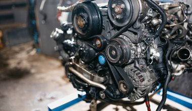 Arabadan motor çıkarıldı, motor tamiri, sürüş kemerleri, tekerlekler, zincirler değiştirildi.