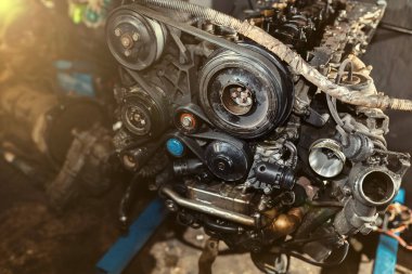 Araba motoru tamiri, sürüş kemeri ve silindirlerinin değiştirilmesi. Sökülmüş motor.
