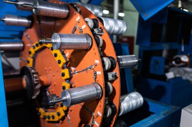 Telekomünikasyon sistemleri için endüstriyel fiber optik kablo üretimi. Fabrikada modern fiberglas ve fiber optik kablolar üretiliyor..