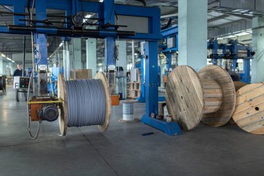 Telekomünikasyon sistemleri için endüstriyel fiber optik kablo üretimi. Fabrikada modern fiberglas ve fiber optik kablolar üretiliyor..