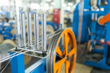 Fiber optik kablo üretim makinesi, atölyedeki bir fabrikada kuyruk. Telekomünikasyon için fiber optik ve fiberglas kablo üretimi.