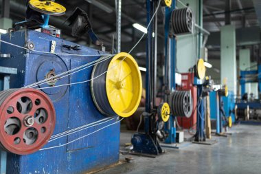 Fiber optik kablo üretim makinesi, atölyedeki bir fabrikada kuyruk. Telekomünikasyon için fiber optik ve fiberglas kablo üretimi.